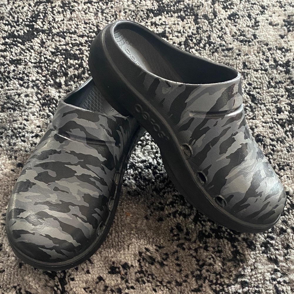 OOFOS Black and Gray Camo Clogs
